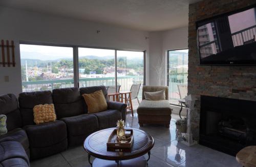 Pigeon Forge House | River Place Condos #711 3BD