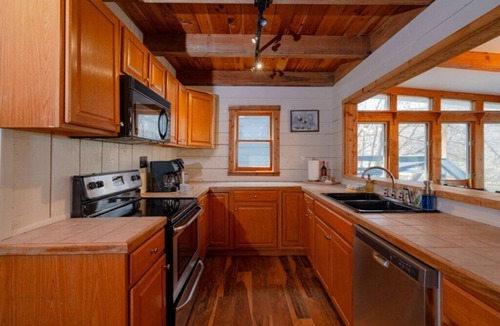 Ellijay Cabin | River Prop · Spacious Rustic River Cabin 5 BR & 3.5 Bath w Hot Tub