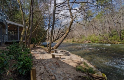 Ellijay Cabin | River Prop · Spacious Rustic River Cabin 5 BR & 3.5 Bath w Hot Tub