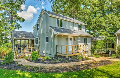 Colonial Beach House | River Refresh - Waterfront with Spa on Placid Bay