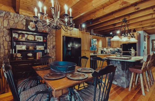 Ellijay House | River Rock Mountain Chalet on Coosawattee River/HotTub/Fire-pit/Riverside