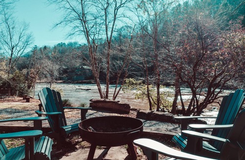 Ellijay House | River Rock Mountain Chalet on Coosawattee River/HotTub/Fire-pit/Riverside