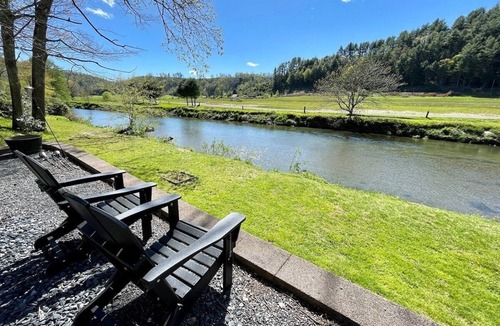 West Jefferson House | River Rocks - Riverfront, Upscale, Hot Tub, Gameroom, 5 Hole Putting Range, WIFI, Firepit