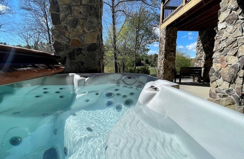 West Jefferson House | River Rocks - Riverfront, Upscale, Hot Tub, Gameroom, 5 Hole Putting Range, WIFI, Firepit