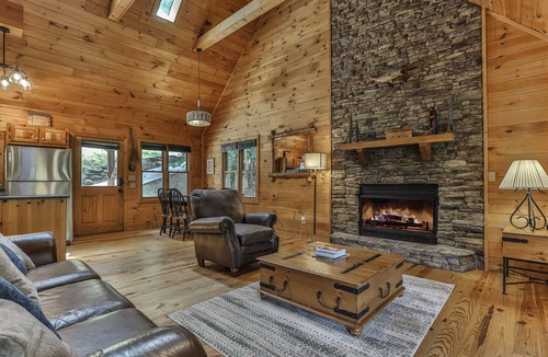 Ellijay Cabin | River's Edge is a beautiful 3 bed/3 full bath riverfront cabin on the Cartecay