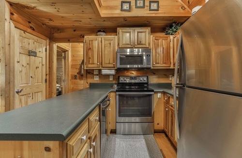 Ellijay Cabin | River's Edge is a beautiful 3 bed/3 full bath riverfront cabin on the Cartecay