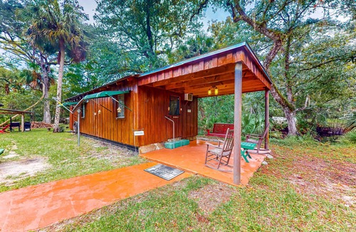 Bronson Cabin | Riverfront bunkhouse with private W/D, grill, & canoe
