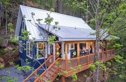 Sylva Cabin | Riverfront Cabin on the Tuckasegee minutes away from WCU & Sylva