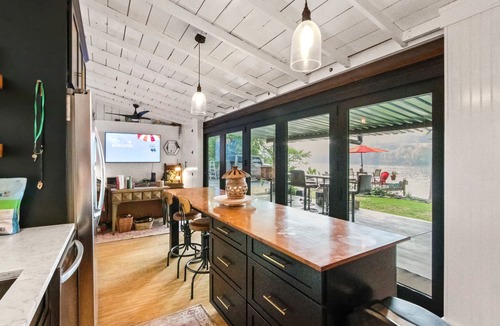 Knoxville Cottage | Riverfront Cottage 5 minutes to UT Campus and Neyland Stadium