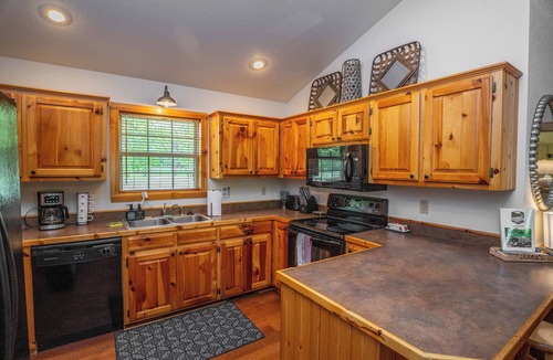 Heber Springs Cabin | Riverfront Little Red Trout Cabin, Hot Tub & Views