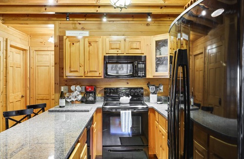 Ellijay Cabin | RiverFront - Pet Friendly - Paved Roads-Close to Vineyards and Downtown Ellijay!