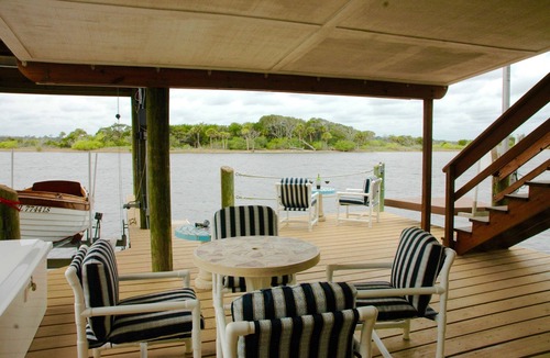 Oakview Heights House | Riverfront with boat dock, sleeps 8, walking distance to beach. 14 NIGHTS FREE !