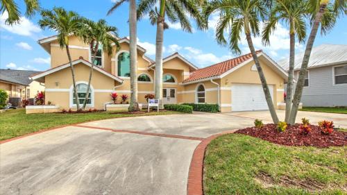 Caloosahatchee Villa | Riverhouse King - Cape Coral Riverfront Escape