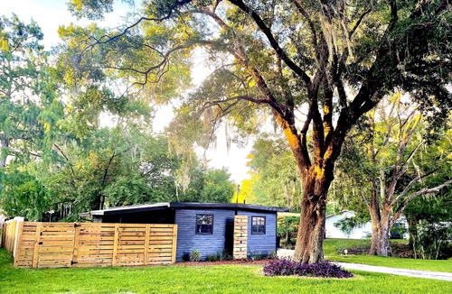 Inverness House | Riverside Chic 180° water views - fish/boat/kayak - pet friendly