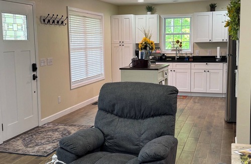 Independence House | RiverView Cabin 2 Bedroom/1 Bath, Deck w/Hot Tub & Beautiful View/Fire Pit/Grill