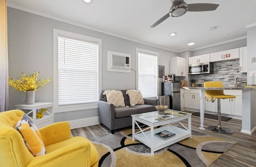 Melbourne Apartment | Riverview Yellow: Downtown Melbourne Apartment
