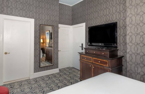 Historic District Hotel | Robert Johnson Queen at Historic Inns of Annapolis | 0.1mi State Circle