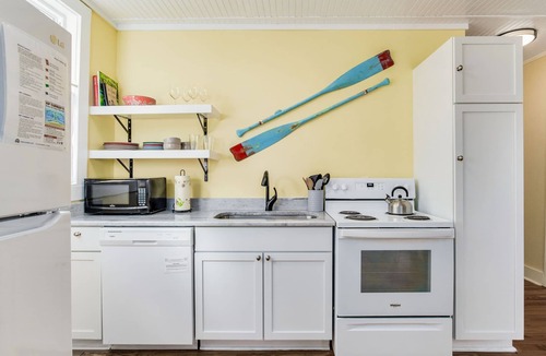Old East Hill House | Robins Nest - Dog Friendly - Walk to Bay Center