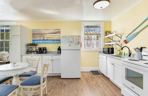 Old East Hill House | Robins Nest - Dog Friendly - Walk to Bay Center
