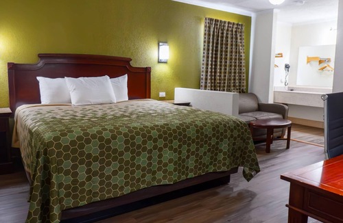 Columbia Hotel | Rodeway Inn & Suites Fort Jackson