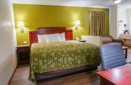 Columbia Hotel | Rodeway Inn & Suites Fort Jackson