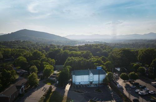 Asheville Hotel | Rodeway Inn & Suites near Outlet Mall - Asheville