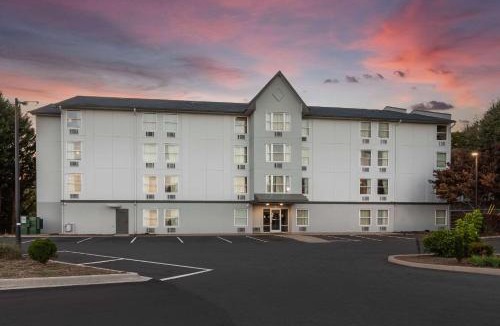 Asheville Hotel | Rodeway Inn & Suites near Outlet Mall - Asheville