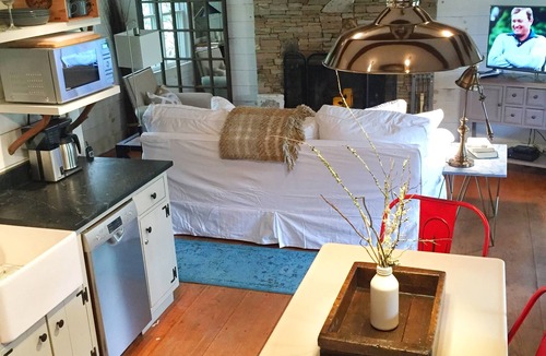 Cashiers Cabin | Romantic, bark covered cottage-close to town, book a summer stay now!🌲🍷🌲