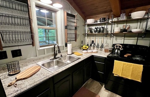 Townsend Cabin | Romantic Cabin Ideal for a Secluded Escape in Townsend, Tennessee