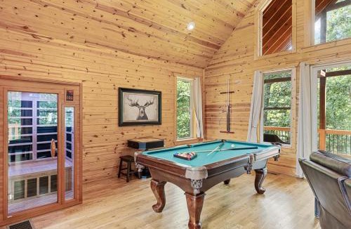 Cleveland House | Romantic Cabin with Spa Amenities near Helen GA