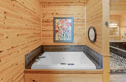 Cleveland House | Romantic Cabin with Spa Amenities near Helen GA