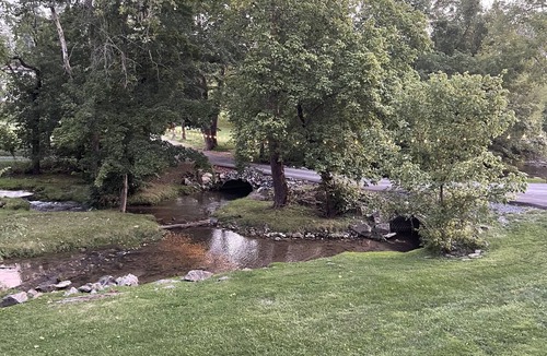 Abingdon House | ROMANTIC CREEKSIDE BUNGALOW AT CASCADES AT PARKS MILL One bedroom