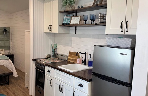 Coleman Cottage | Romantic Escape on Peaceful Mini Farm