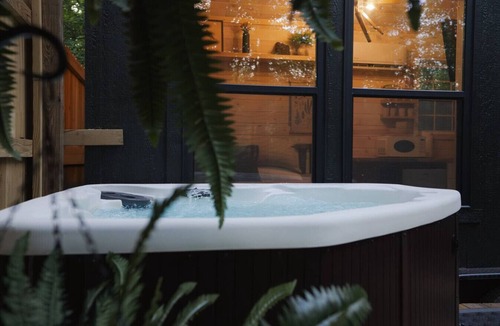 Sylva House | Romantic Getaway, Hot Tub, Fire Pit, and Near Hiking!