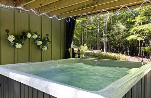 Morganton House | Romantic Getaway, Octagon Cabin in the Woods with Hot Tub by CoHost Works