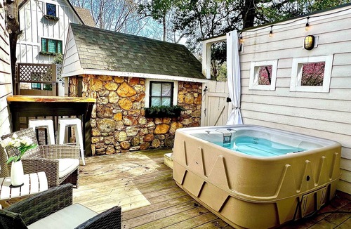 Black Mountain House | Romantic Hideaway w/Private HT, King Ste~DT Charm