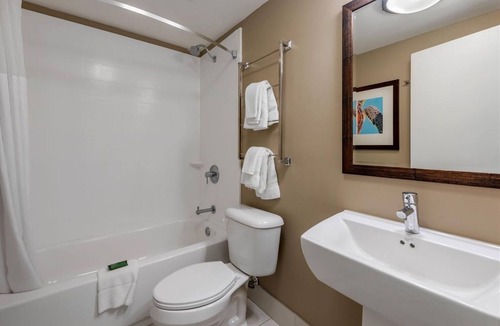 Jekyll Island Hotel | Romantic Island Stay | Free Parking & Breakfast | Pool Access | Pet Friendly