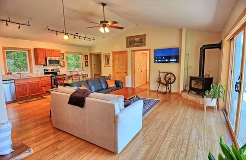 West Jefferson Cottage | Romantic Mountain Retreat-Hot Tub- Mountain Views