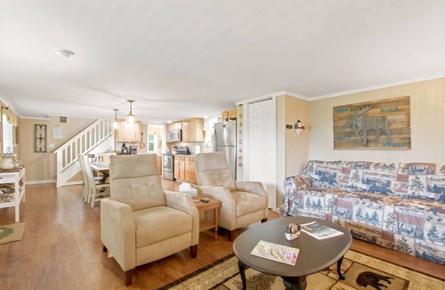 Creston Cabin | Romantic Mountain Retreat with Fenced Yard & Views