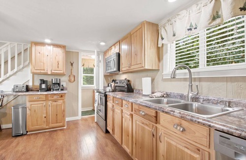 Creston Cabin | Romantic Mountain Retreat with Fenced Yard & Views