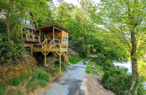 Blue Ridge Cabin | Romantic Riverfront Cabin with Pool Access in Blue Ridge, Georgia