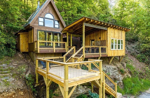 Blue Ridge Cabin | Romantic Riverfront Cabin with Pool Access in Blue Ridge, Georgia