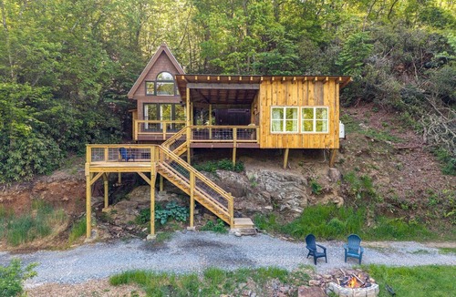 Blue Ridge Cabin | Romantic Riverfront Cabin with Pool Access in Blue Ridge, Georgia