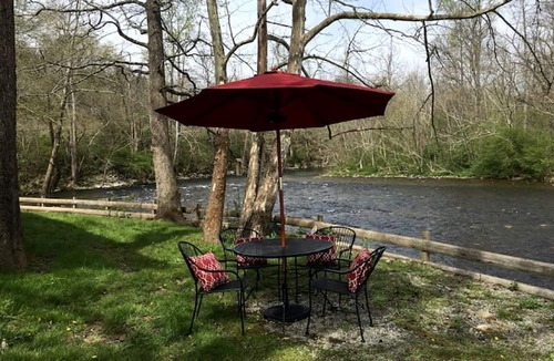 Townsend Cabin | Romantic Suite Rental with Wi-Fi near the Mountains of Tremont, Tennessee