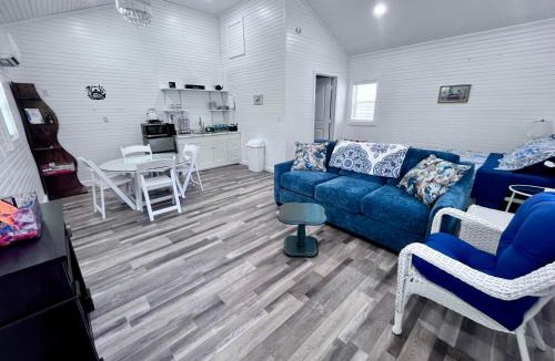 Cape Girardeau Resort | Romantic Tea Cottage with Deck and Nature