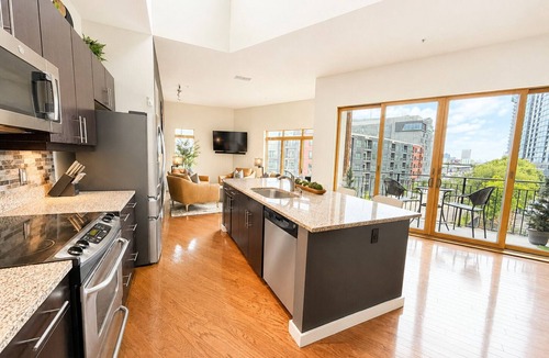 Castleberry Hill Condo | Rooftop City Views/Walk to Atlanta/Mercedes Benz Stadium
