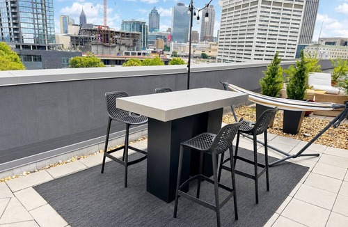 Castleberry Hill Condo | Rooftop City Views/Walk to Atlanta/Mercedes Benz Stadium