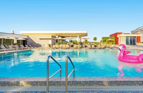 Hollywood Apartment | Rooftop Pool & Hot Tub+ Gym+ Near Beach