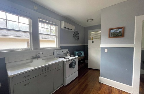 Murray Hill House | Roomy Murray Hill Couples Retreat