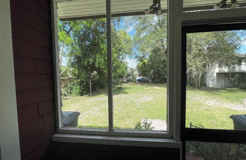Murray Hill House | Roomy Murray Hill Couples Retreat